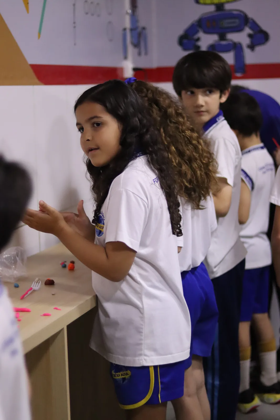 Alunos montando um projeto na aula maker